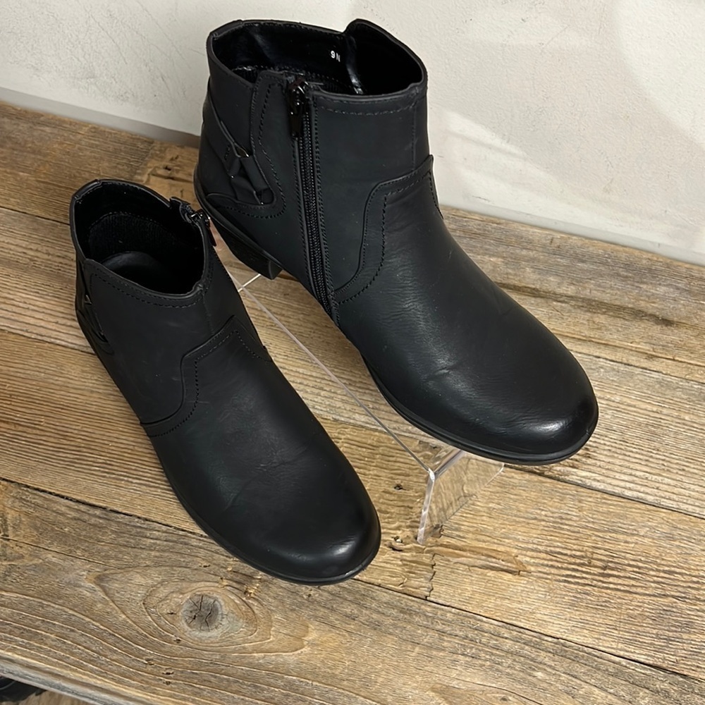 Easy Street Dawnta black ankle boots size 9N EUC.